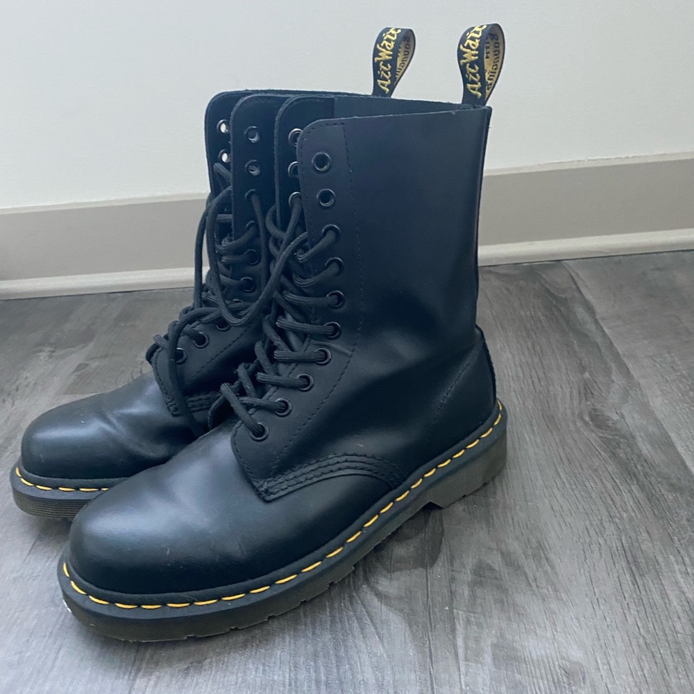 Dr. Martens 1490 10 Eye leather ankle boots in black